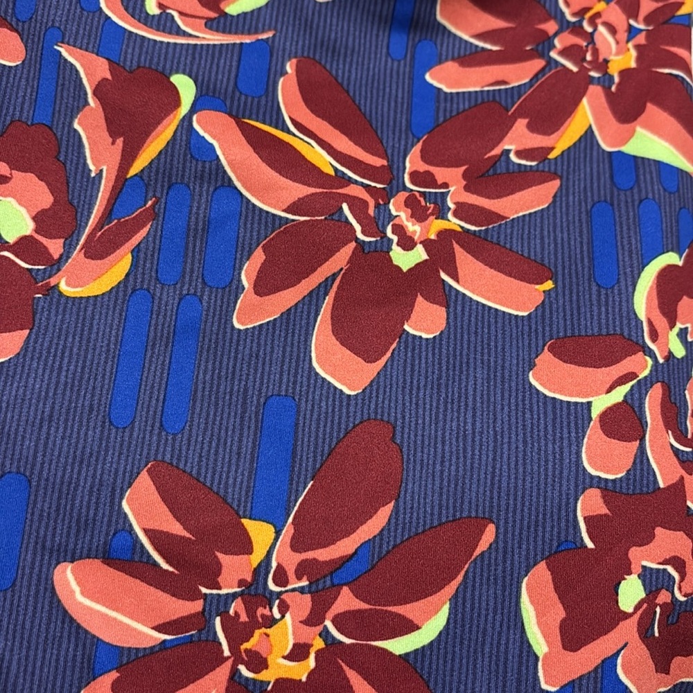 ‼️NWT‼️ Athleta conscious crop printed - Picture 3 of 4